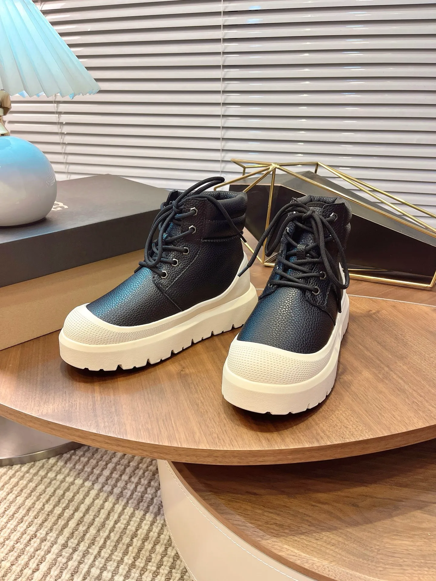 【UGG】 P: 600💰 Couple shoes Size: Women’s size 35-40 / Men’s size 40-44 UGG Tasman Weather Hybrid slip-on snow boots👢 Wang Yibo's same style 👏 adds a large orange sole to the classic Tasman shoe style, functional color contrast design, environmentally friendly waterproof and snowproof material, which has both fashionable and functional attributes. At the same time, it is paired with the new UGG furry shoes Keen's furry color-blocking jacket. Bright orange and maroon collide to create a new light outdoor style and open up a new travel experience in early autumn! Using the best materials, the 17mm fur integrated surface is warmer and breathable, and the outsole is upgraded to a lightweight and wear-resistant light wing technology outsole!